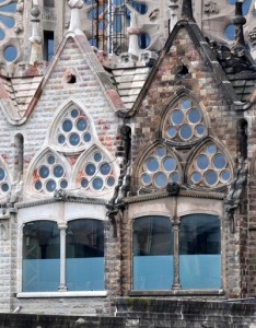 Photograph showing the differences between the older and newer parts of the Sagrada Família, Barcelona.